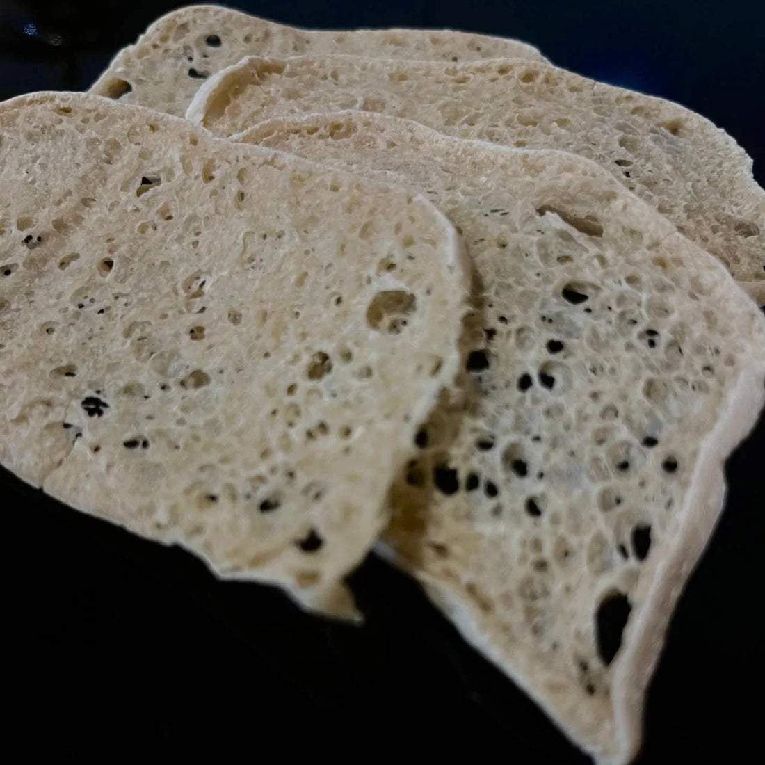 masa madre deshidratada sobre un fondo negro